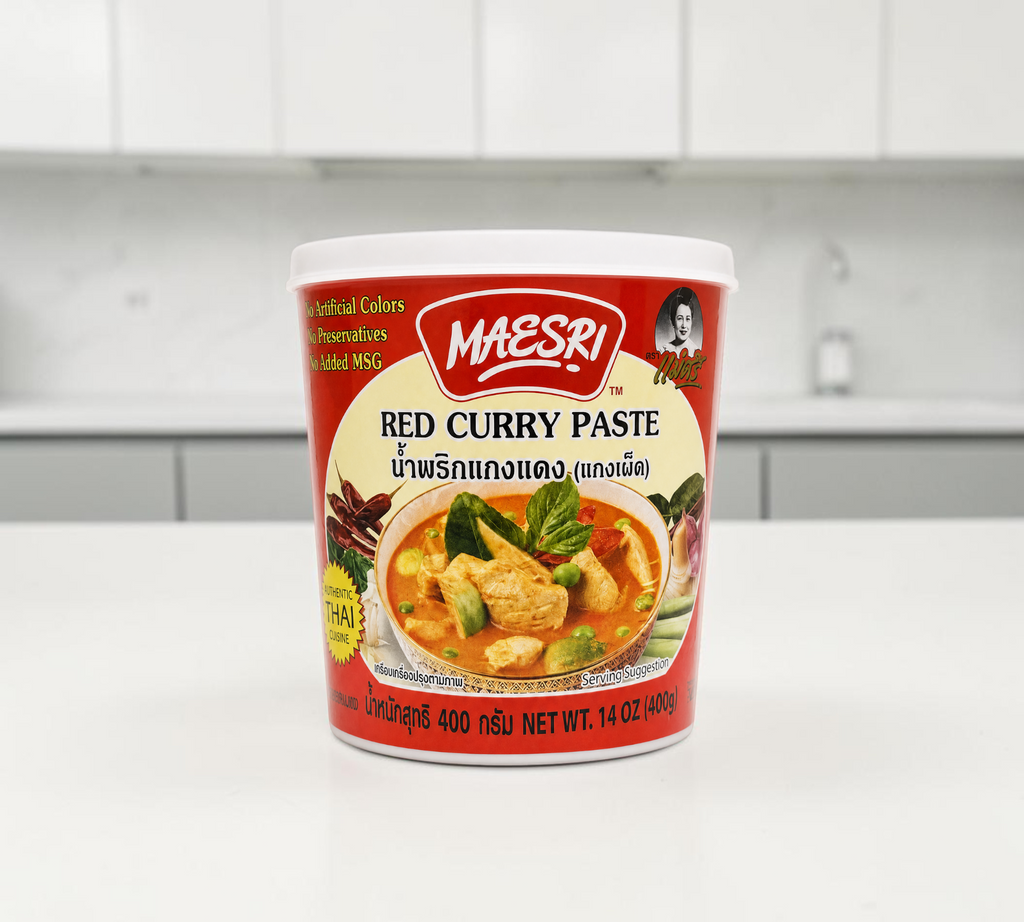 Thai Ranee Mae Sri red curry paste in a 400g tub featuring authentic Thai ingredients and serving suggestion