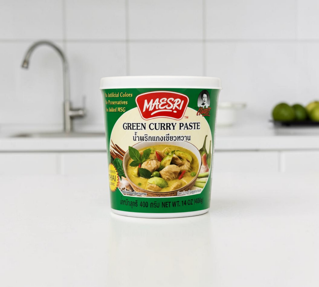 Thai Ranee Mae Sri green curry paste in a 400g tub featuring authentic Thai ingredients and serving suggestion